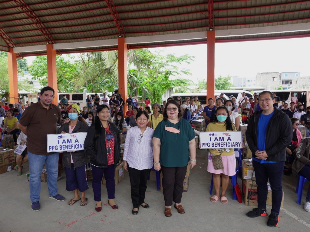 DTI Quezon Provincial Director Julieta L. Tadiosa, and  DTI 4A OIC – Regional Director Marissa C. Argente  together with some of the PPG beneficiaries in Barangay Madulao, Catanauan, Quezon