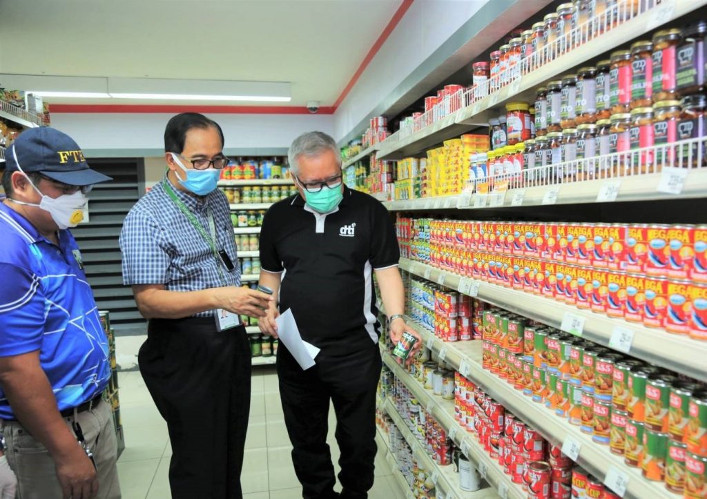 Photo of Department of Trade and Industry (DTI) Secretary Ramon Lopez and Department of Agriculture (DA) Secretary William Dar inspecting prices of goods at a grocery