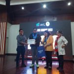 DTI Region 4A OIC Regional Director Marissa C. Argente, DTI Laguna OIC Provincial Director Christian Ted O. Tungohan together with Laguna Provincial Administrator Atty. Dulce H. Rebanal, present the Bagwis Awards.