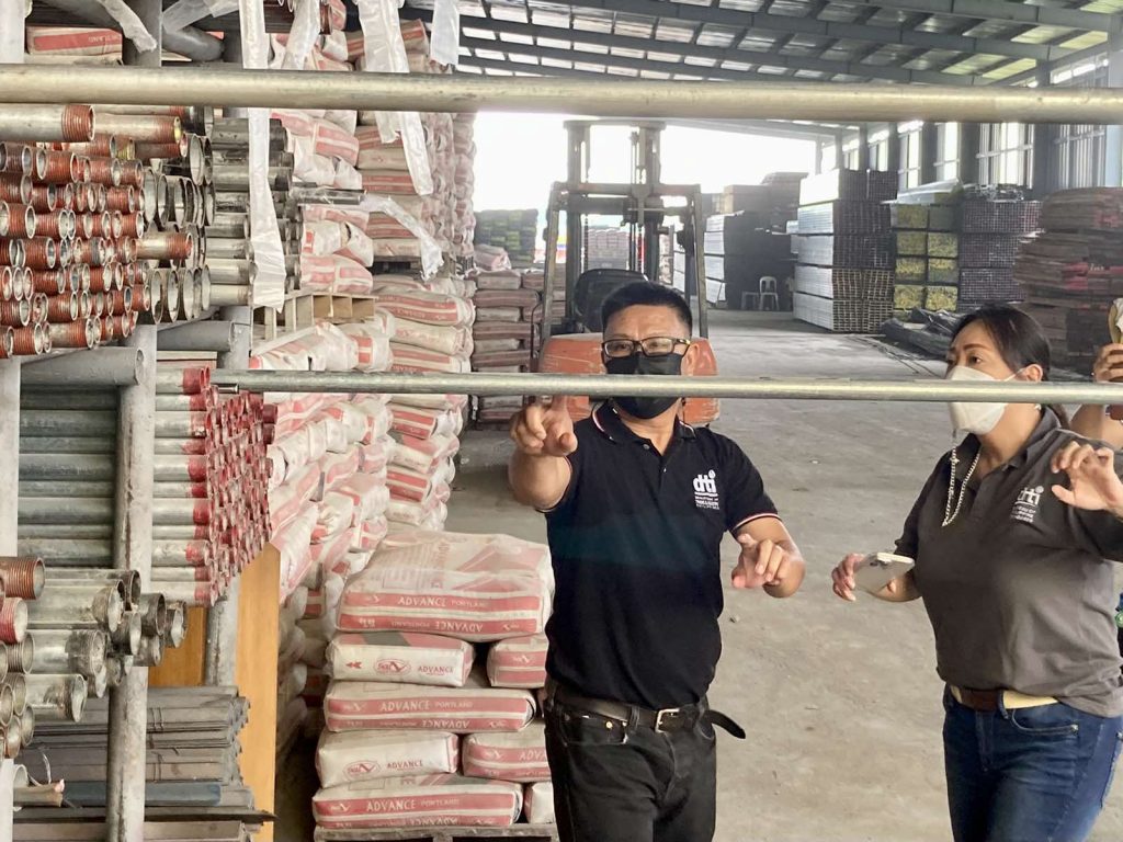Consumer Protection Group (CPG) Undersecretary Atty. Ruth B. Castelo and FTEB Officer-In-Charge (OIC) Assistant Director Atty. Joseph Manuel Pamittan inspecting GI steel pipes from a firm in Pampanga, 29 September 2022.