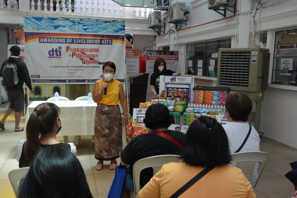DTI-Rizal OIC Provincial Director Cleotilde Duran encourages the PPG beneficiaries to attend DTI seminars/webinars that might help them grow the livelihood kits they will be receiving.