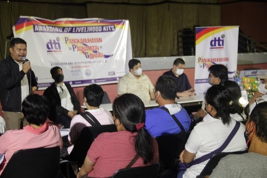 DTI Rizal together with the Bingonan, Rizal LGU in awarding PPG livelihood kits