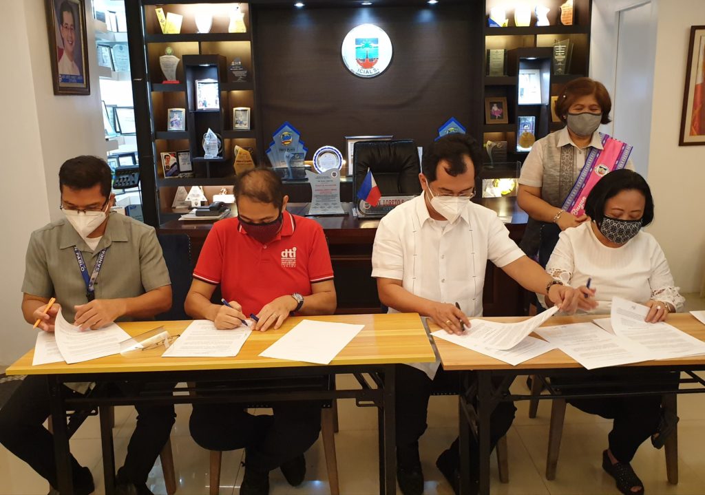 in photo:  Assistant City Agriculturist, Mr. Elmer A. Belen, DTI Laguna Provincial Director Clarke S. Nebrao, San Pablo City Mayor Loreto S. Amante and DTI Region 4A Director Marilou Q. Toledo in signing the agreement.