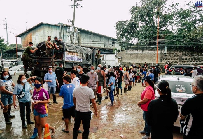 Typhoon victims lined up to receive help