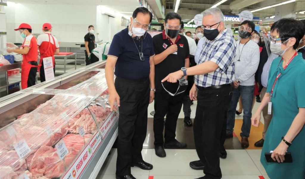 DA Sec. William Dar, DTI Sec. Ramon Lopez, RRHI President and CEO Robina Gokongwei Pe in the grocery