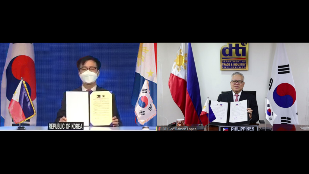Philippine Trade Secretary Ramon M. Lopez and Korean Trade Minister Han-Koo Yeo during the signing of PH-KR Free Trade Agreement.