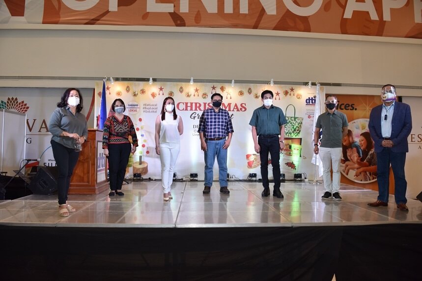 A formal ceremony marking the culmination of the DTI Bagsakan project was held during the Christmas Grand Fest at the Festival Mall in Alabang, Muntinlupa City, last December 16, 2020. In attendance at the event were (L-R):  Emily de Leon, senior manager of exhibits and conventions, Filinvest Lifemalls; Dir. Marievic Bonoan of the DTI-Bureau of Domestic Trade Promotion; Denise Rae Lagayan, assistant vice president for marketing, Festival Malls; Cong. Rozzano Rufino Biazon, representative of the lone district of Muntinlupa City; Usec. Abdulgani Macatoman of the DTI-Trade Promotions Group; Joselito Santos, senior vice president for Filinvest Land; and RJ Smith, deputy city administrator of Muntinlupa City.