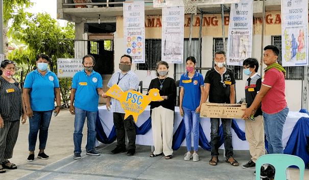 Awarding of livelihood kits to PSC with DTI Marinduque Provincial Director Roniel M. Macatol, Gasan Mayor Hon. Victoria A. Lao Lim, and other officials.
