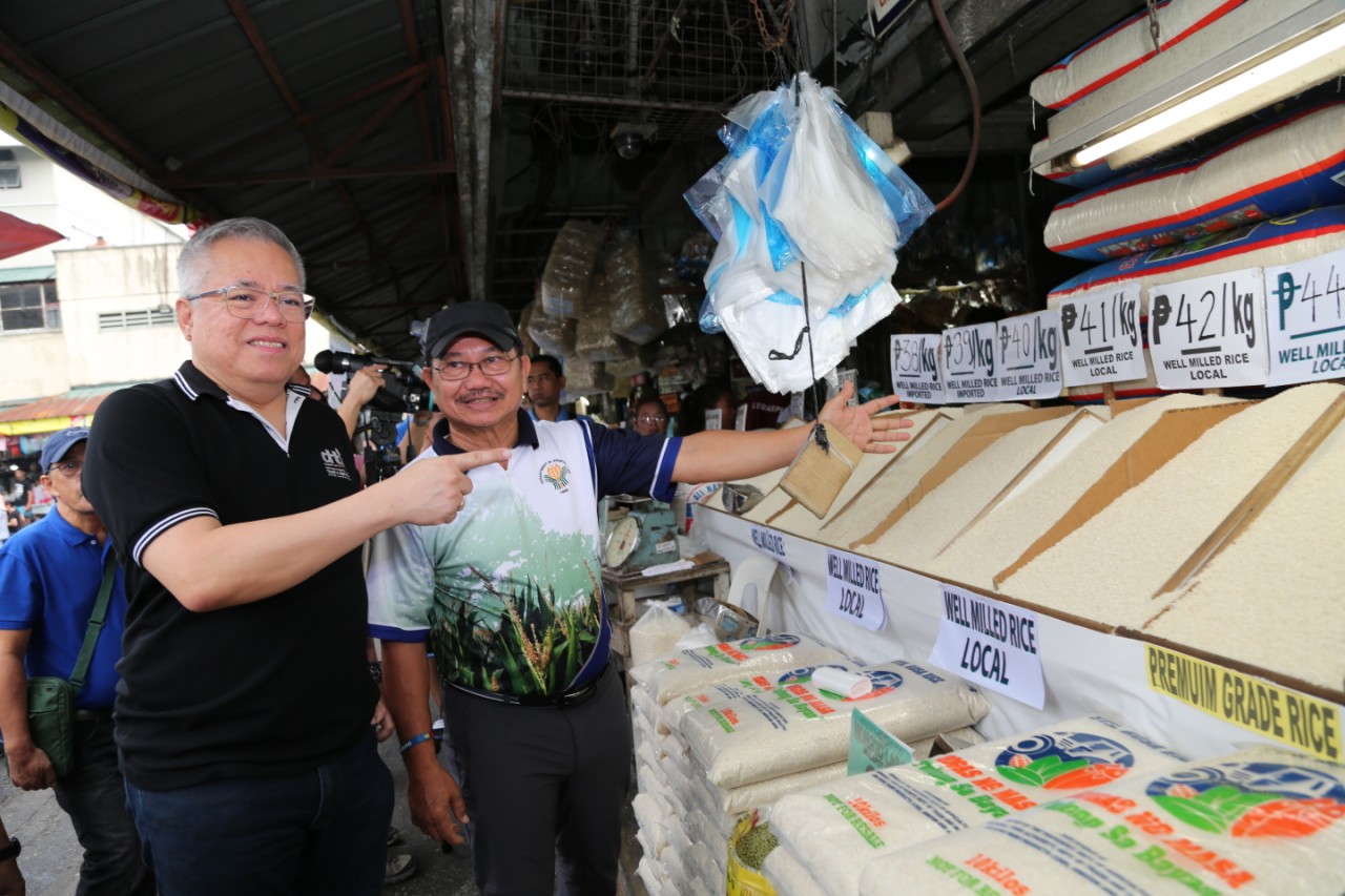 DTI Sec. Ramon Lopez and DA Sec. Emmanuel Piñol launch the SRPs for rice at Quezon City.