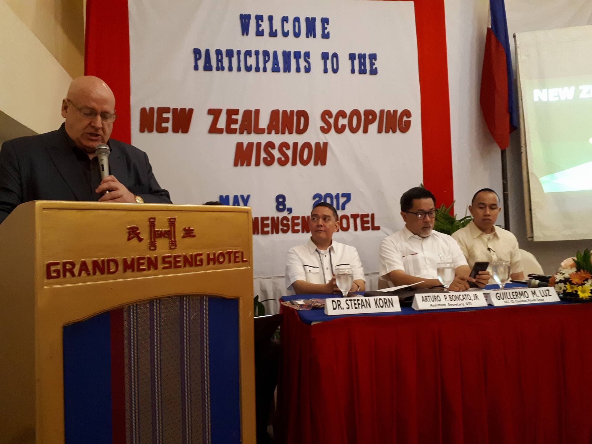 NZ Ambassador Strachan speaking at Davao EODB session