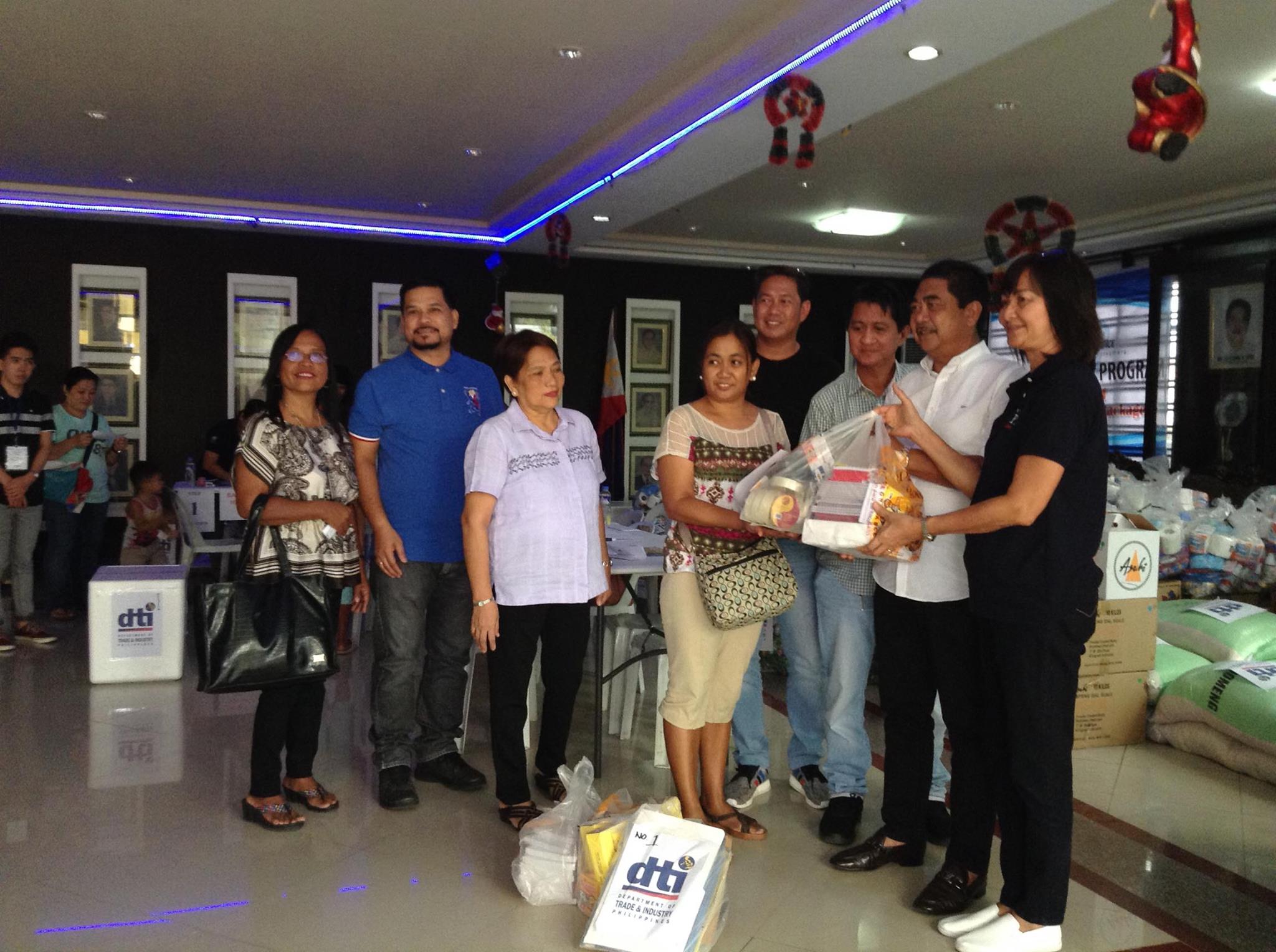 Photo of former informal settlers from Bulacan getting livelihood kits