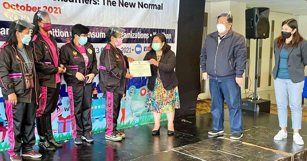 The La Trinidad Women’s Brigade receives their Certificate of Recognition from DTI-CAR OIC RD Juliet P. Lucas with DTI-Baguio/Benguet PD Samuel Gallardo and Carla Elena Noble as witnesses.